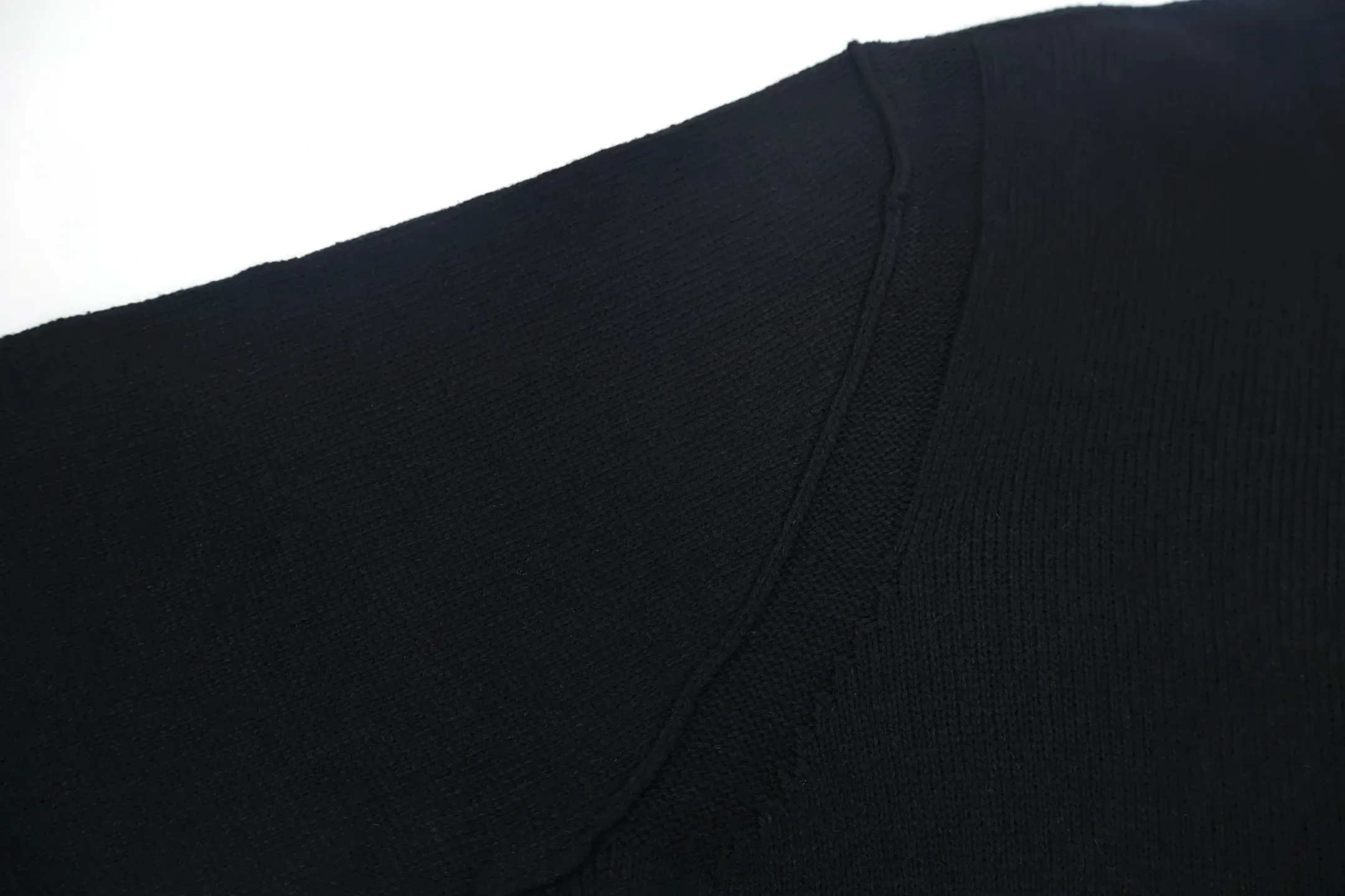 P450 [Exclusive supply] Stone island compass crew neck sweater (black). The original version was purchased for 2,488 and developed. The fabric is made of 80% sheep wool yarn blended with 20% nylon. The overall comfort is more skin-friendly than the original version. The YB upper body is particularly tight. We adjusted the overall feel and skin-friendly feeling based on the original wool yarn quality. It is more comfortable and breathable than the ZP upper body. There is no difference between the stripes and the original version. And it can be done to make the grade full. Supports random detection of wool content to ensure that every piece customers get is of high quality. It also needs to be taken to the tatting factory for secondary processing. The Stone Island armband has straight and delicate overall wiring, comfortable and soft fabrics, and consistent colors with no color difference. It can be matched with the same style to create a fashionable look and control various occasions. Customized accessories, complete with three labels, the same style for men and women. Size:S-M-L-XL